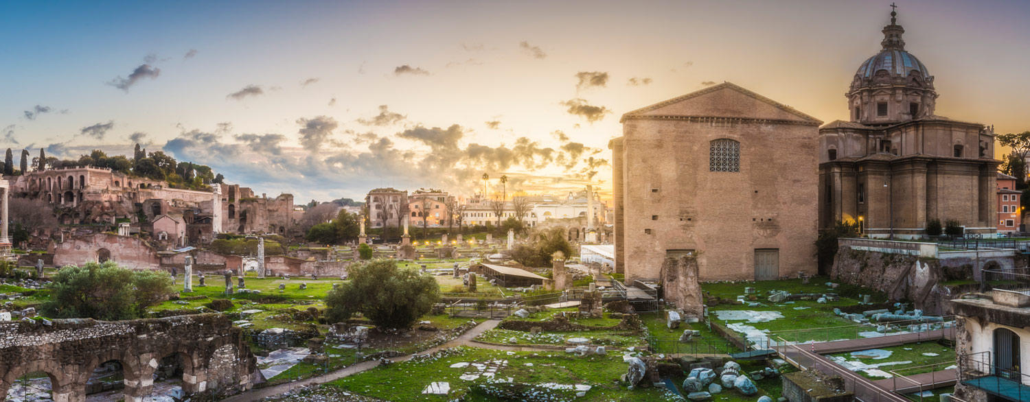 A view of Roman Forum at sunset. Itertours organizes everyday tours in the ancient heart of Rome. Check out our offer for tour of Colosseum, Roman Forum and Palatine.