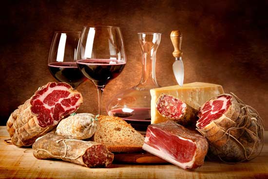 A wine and food picture of traditional Italian products. Learn and discover traditional italian wine and food pairing with our Wine Tour in Rome